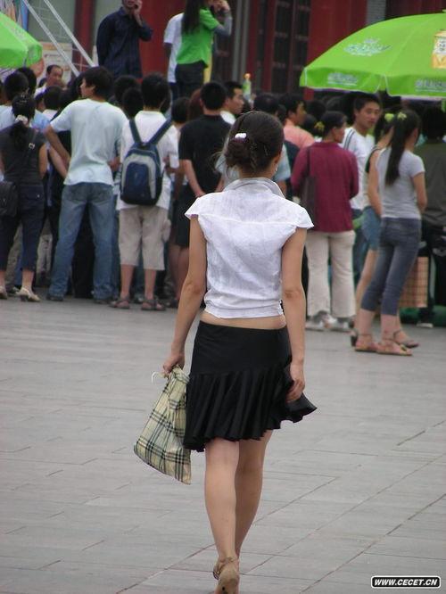 日韩露背百褶裙美女视频,美女们的时尚演绎